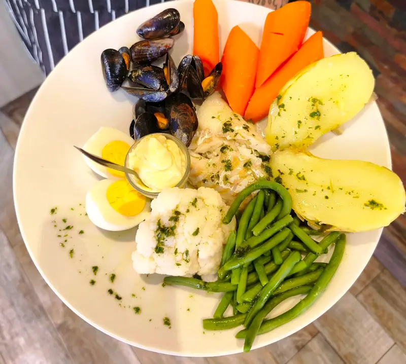 Assiette de poisson blanc, moules, légumes et aïoli