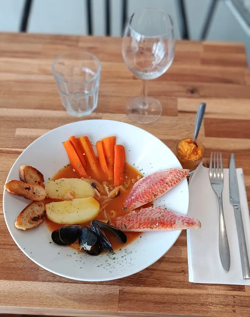 Rougets, moules et carottes en soupe safranée