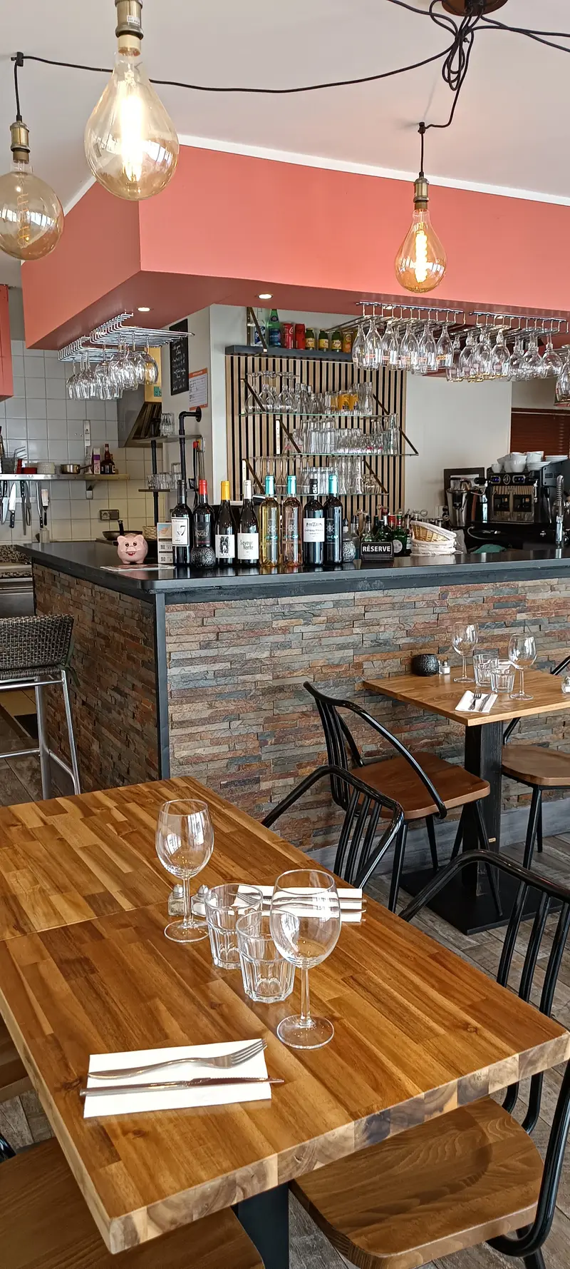Le comptoir et les bouteilles, vus depuis la salle
