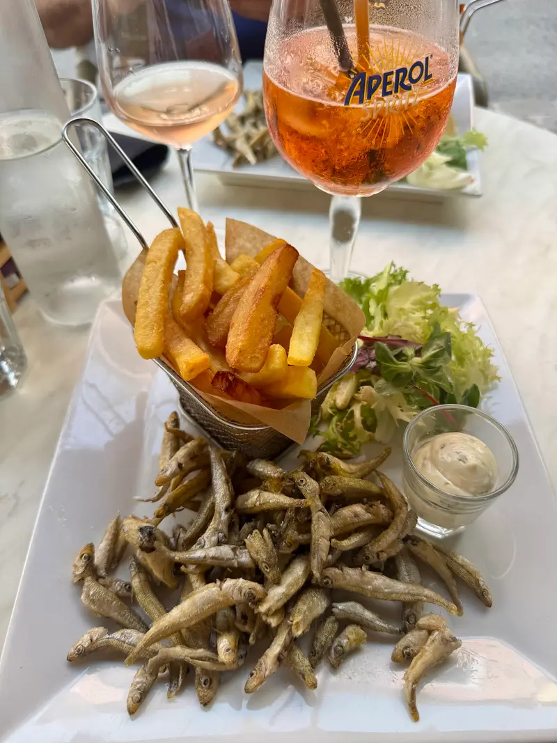 Friture de petits poissons, frites et un spritz