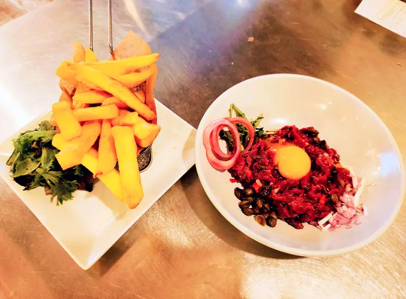 Tartare de bœuf coupé aux couteaux et frites