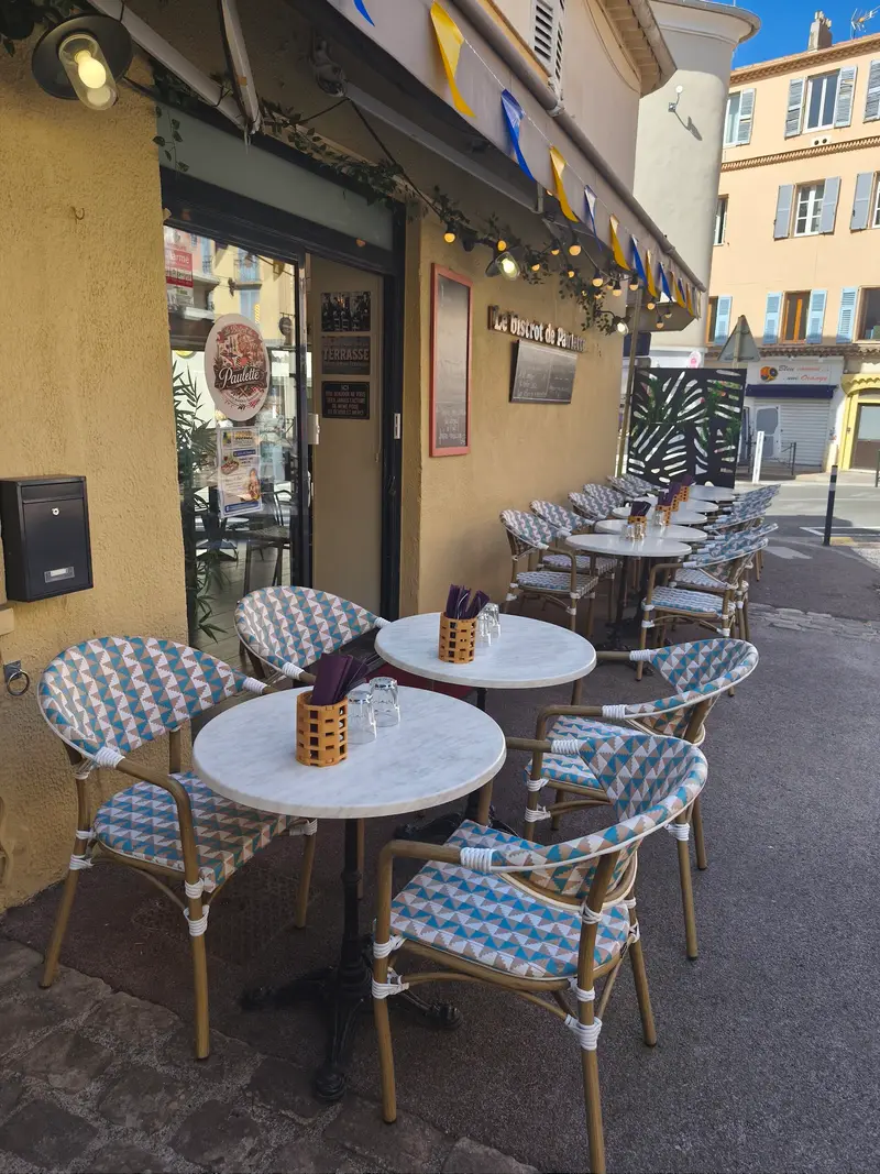 La terrasse du bistrot, place Sadi Carnot, avec ses chaises bleues et blanches